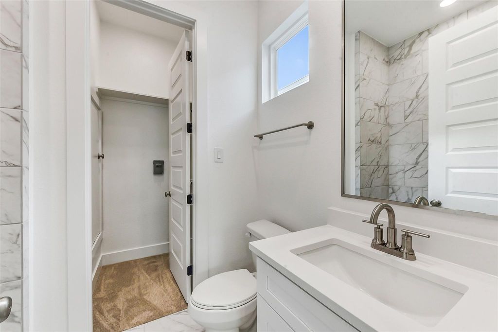 806 Fisher Street E, Houston, TX 77018