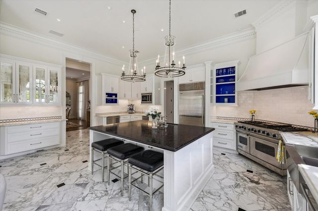 24 Crestwood Drive, Houston, TX 77007