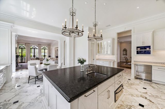 24 Crestwood Drive, Houston, TX 77007