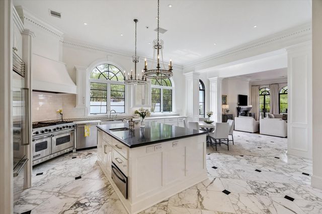 24 Crestwood Drive, Houston, TX 77007