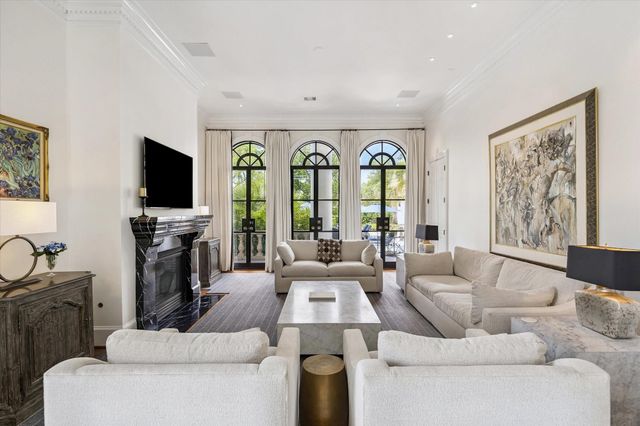 24 Crestwood Drive, Houston, TX 77007