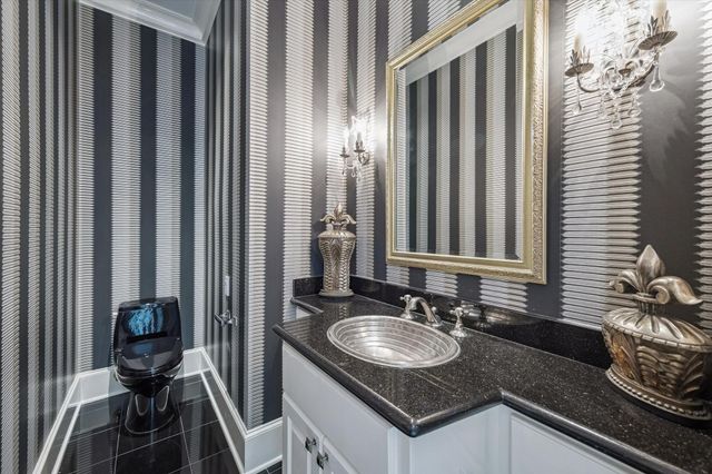 24 Crestwood Drive, Houston, TX 77007