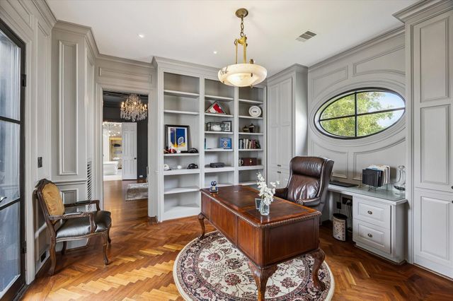 24 Crestwood Drive, Houston, TX 77007