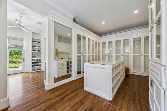 24 Crestwood Drive, Houston, TX 77007