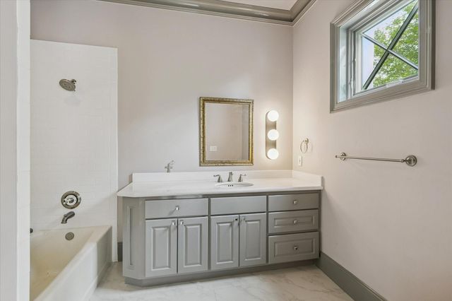 24 Crestwood Drive, Houston, TX 77007