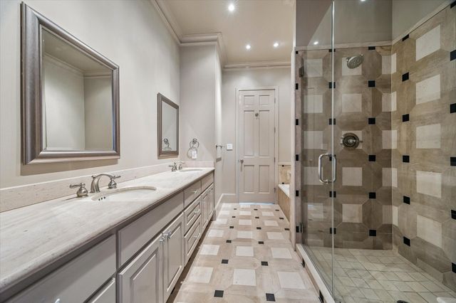24 Crestwood Drive, Houston, TX 77007