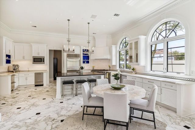 24 Crestwood Drive, Houston, TX 77007