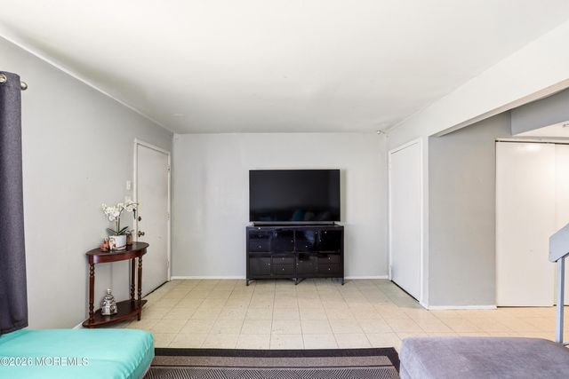 111 Williamsburg Lane, Lakewood, NJ 08701