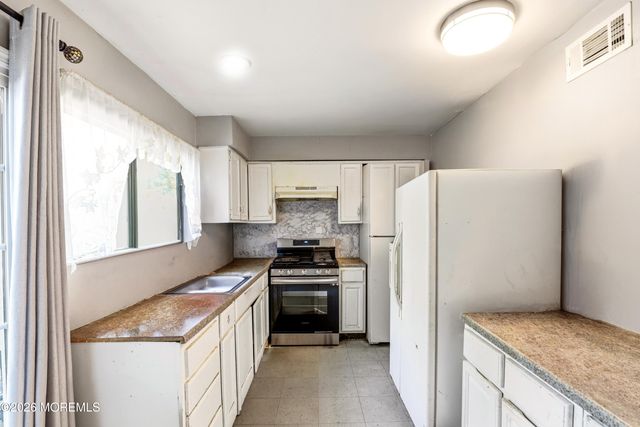 111 Williamsburg Lane, Lakewood, NJ 08701