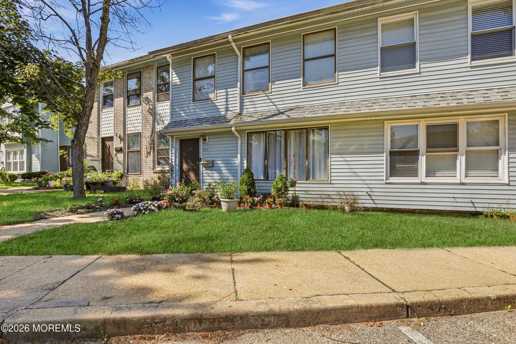 111 Williamsburg Lane, Lakewood, NJ 08701