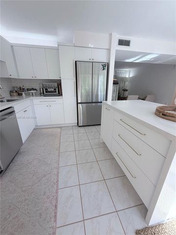 17000 NW 67th Ave 112, Hialeah, FL 33015