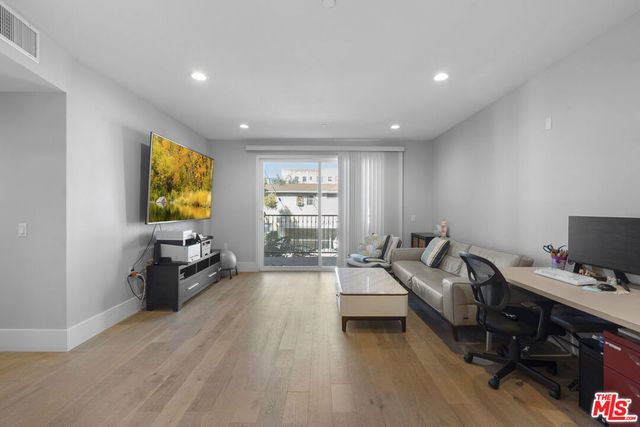 901 S Gramercy Drive 205, Los Angeles, CA 90019