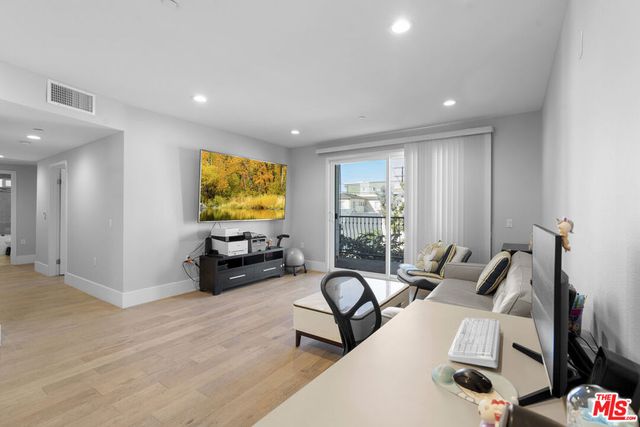 901 S Gramercy Drive 205, Los Angeles, CA 90019