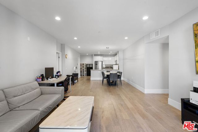 901 S Gramercy Drive 205, Los Angeles, CA 90019