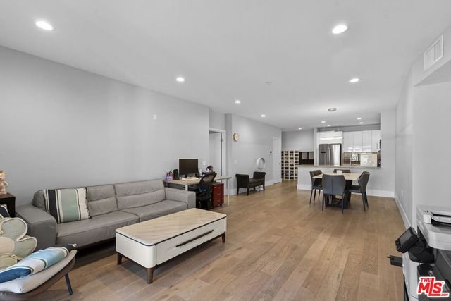 901 S Gramercy Drive 205, Los Angeles, CA 90019