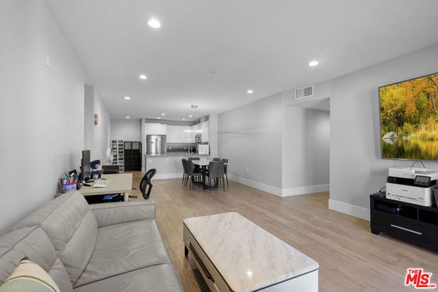 901 S Gramercy Drive 205, Los Angeles, CA 90019