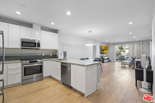 901 S Gramercy Drive 205, Los Angeles, CA 90019