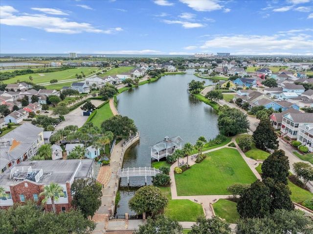 3 Meridian Way, Galveston, TX 77554