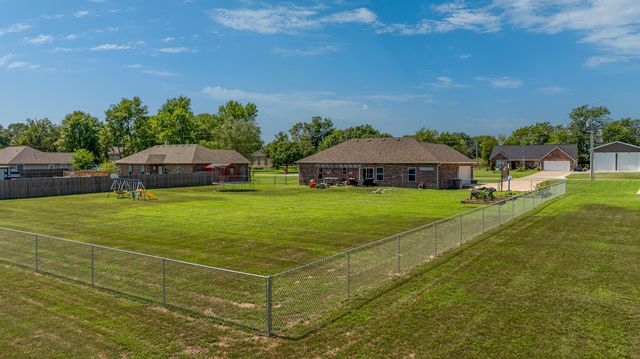26800 S 621 Place, Grove, OK 74344