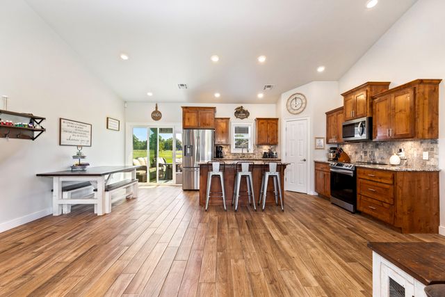 26800 S 621 Place, Grove, OK 74344