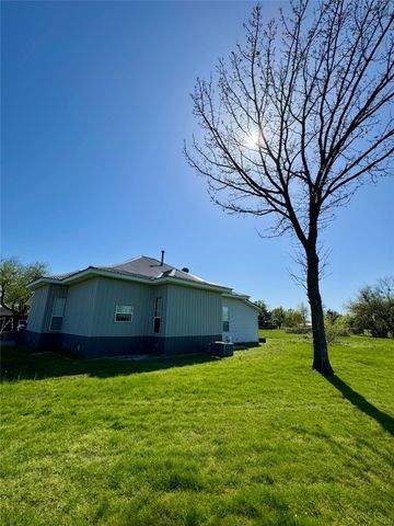 210 E Warren Street, Wolfe City, TX 75496
