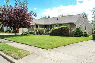 32 Sycamore Road, Valley Stream, NY 11581