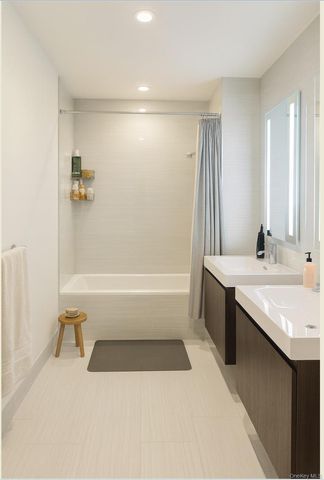 131-03 40th Road 18M, Flushing, NY 11354