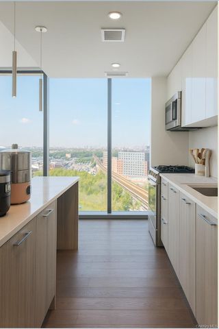 131-03 40th Road 18M, Flushing, NY 11354