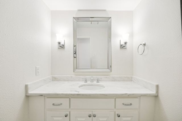 7010 Mckamy Boulevard, Dallas, TX 75248