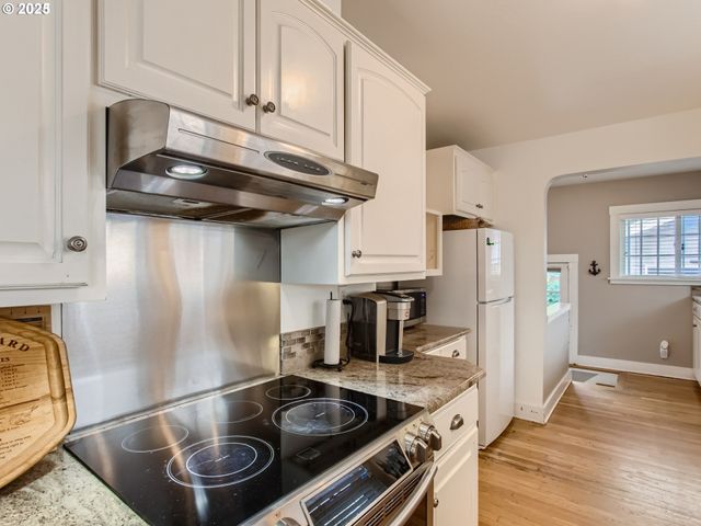 1027 Se TACOMA St, Portland, OR 97202