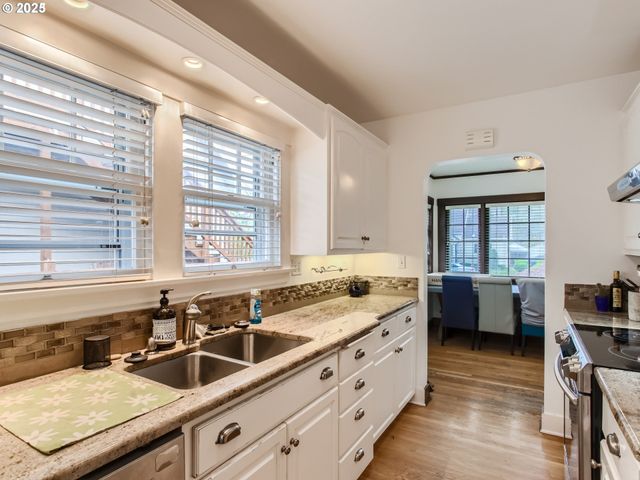 1027 Se TACOMA St, Portland, OR 97202