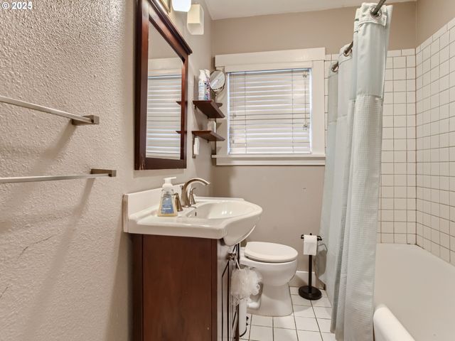 1027 Se TACOMA St, Portland, OR 97202