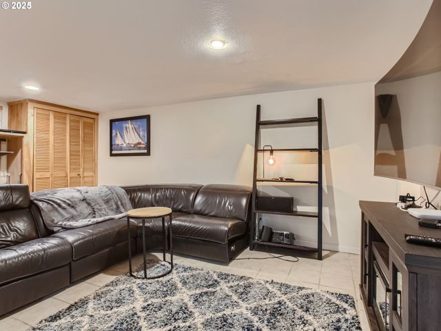 1027 Se TACOMA St, Portland, OR 97202