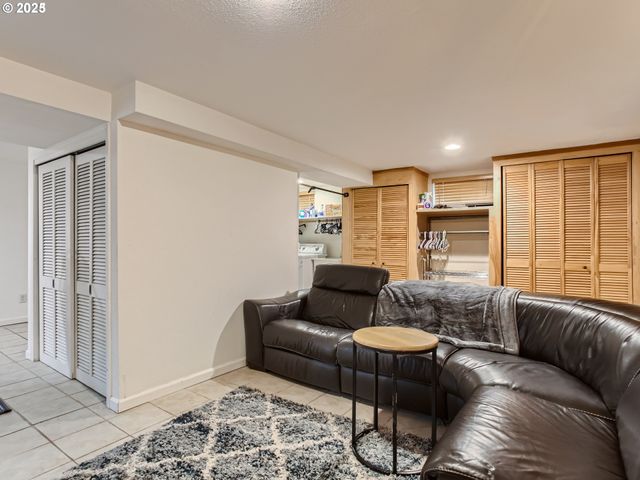 1027 Se TACOMA St, Portland, OR 97202