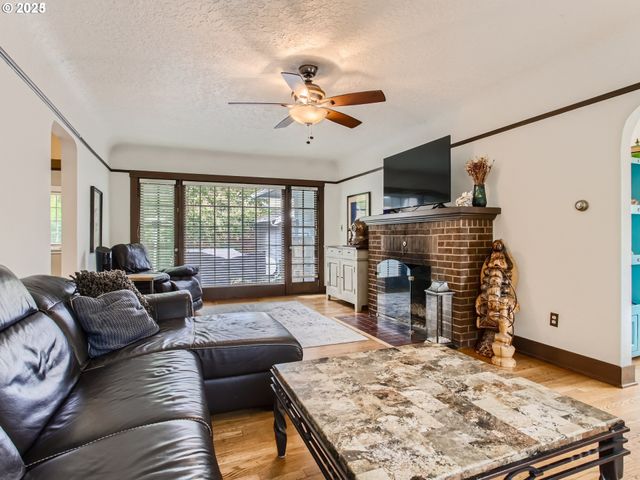 1027 Se TACOMA St, Portland, OR 97202