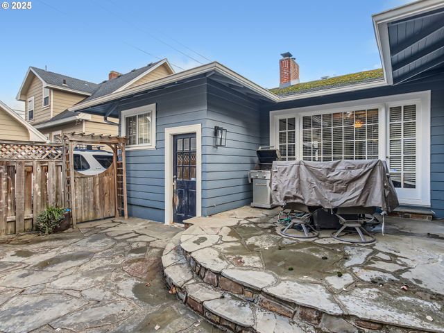 1027 Se TACOMA St, Portland, OR 97202
