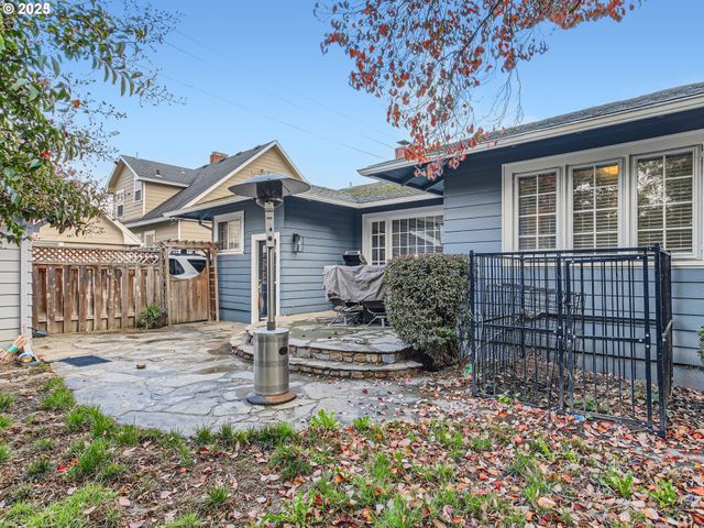 1027 Se TACOMA St, Portland, OR 97202