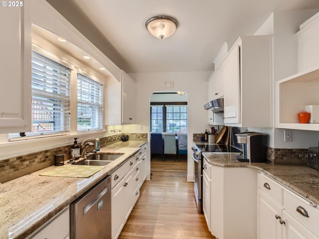 1027 Se TACOMA St, Portland, OR 97202