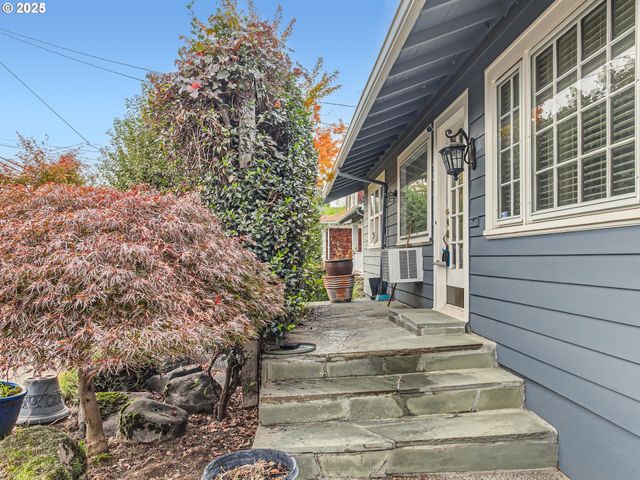 1027 Se TACOMA St, Portland, OR 97202