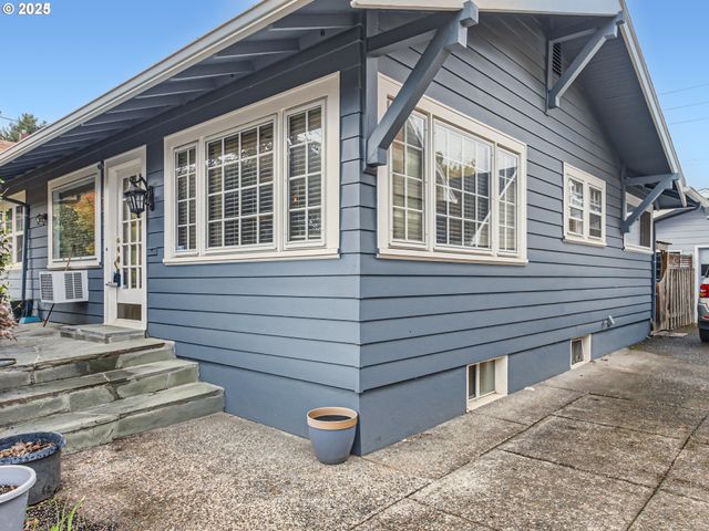 1027 Se TACOMA St, Portland, OR 97202