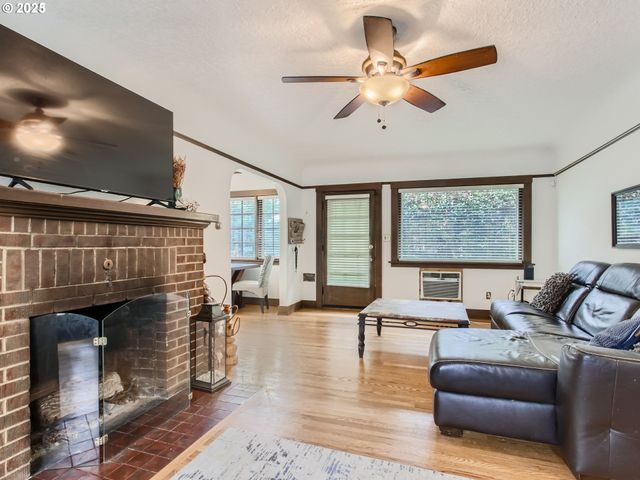 1027 Se TACOMA St, Portland, OR 97202