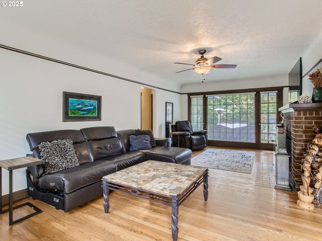 1027 Se TACOMA St, Portland, OR 97202