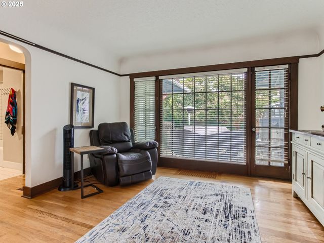 1027 Se TACOMA St, Portland, OR 97202