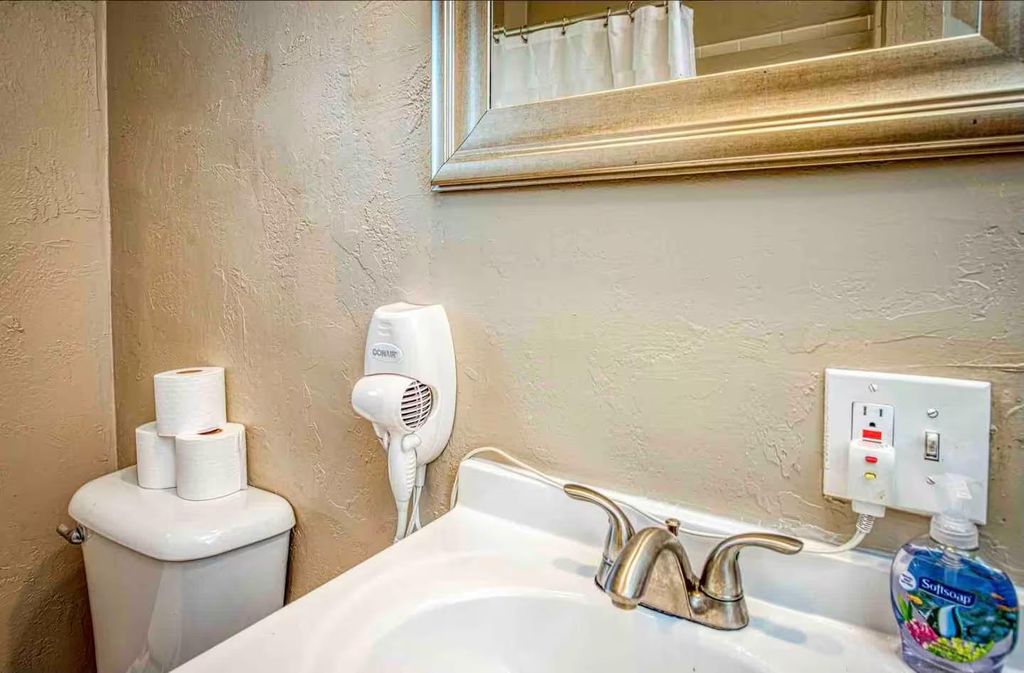 Image 17 of property listing at 605 N Poplar Avenue, Fresno, CA 93728