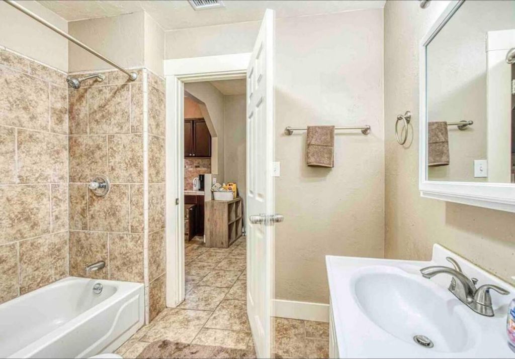 Image 20 of property listing at 605 N Poplar Avenue, Fresno, CA 93728