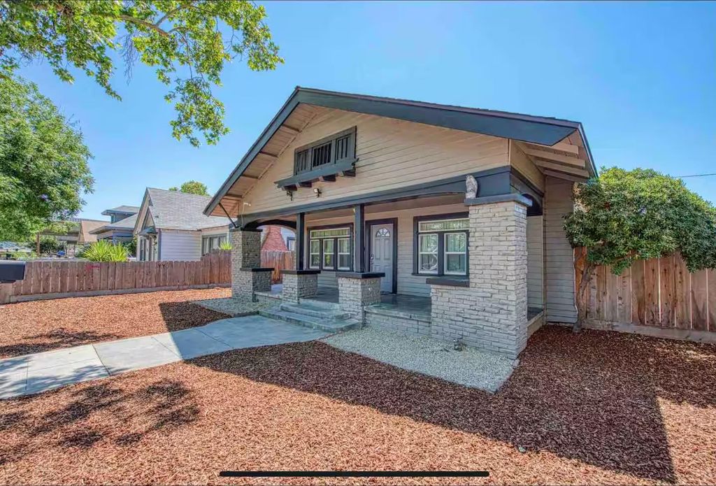 Image 24 of property listing at 605 N Poplar Avenue, Fresno, CA 93728