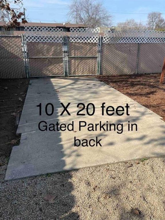 Image 3 of property listing at 605 N Poplar Avenue, Fresno, CA 93728