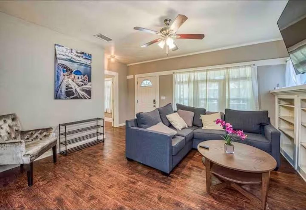 Image 5 of property listing at 605 N Poplar Avenue, Fresno, CA 93728