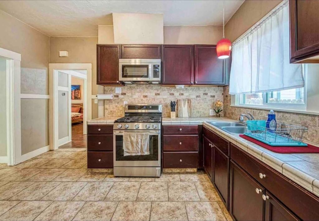 Image 8 of property listing at 605 N Poplar Avenue, Fresno, CA 93728