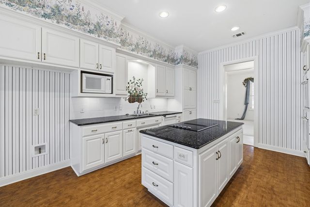 1464 Saddle Club Dr, Kerrville, TX 78028